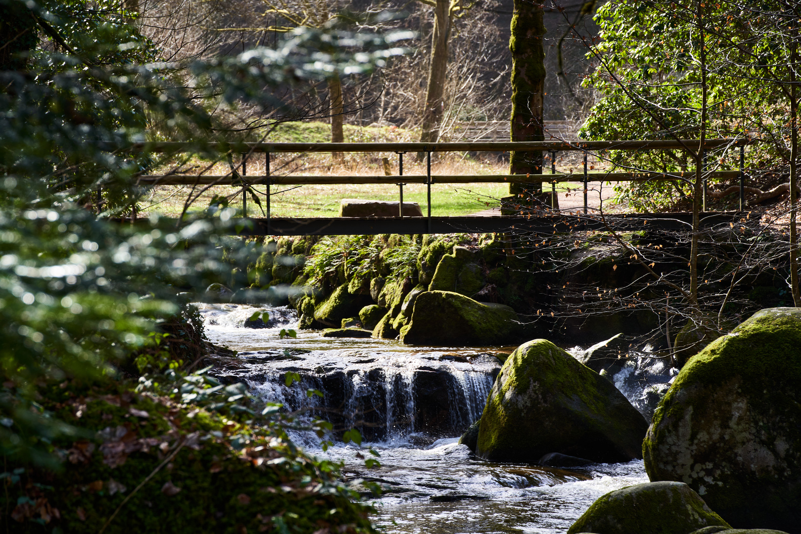 Brücke über den Fluss 