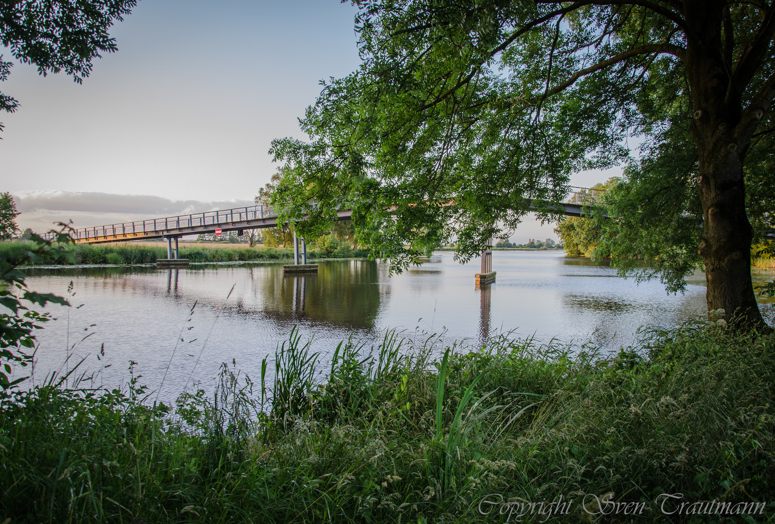 Brücke über den Fluss