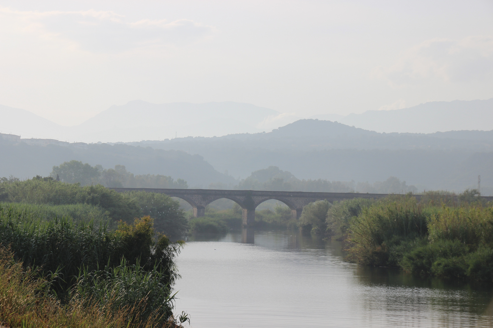 Brücke über den Fluss