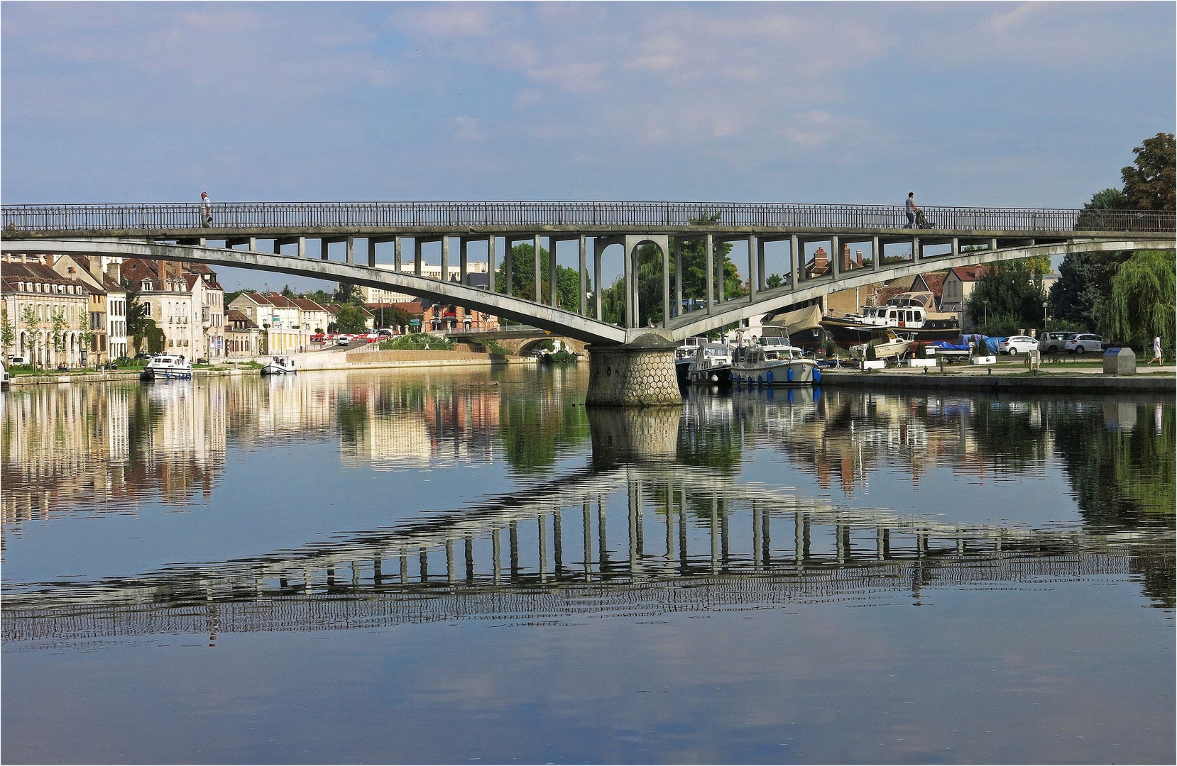  Brücke über den Fluss Yonne ...