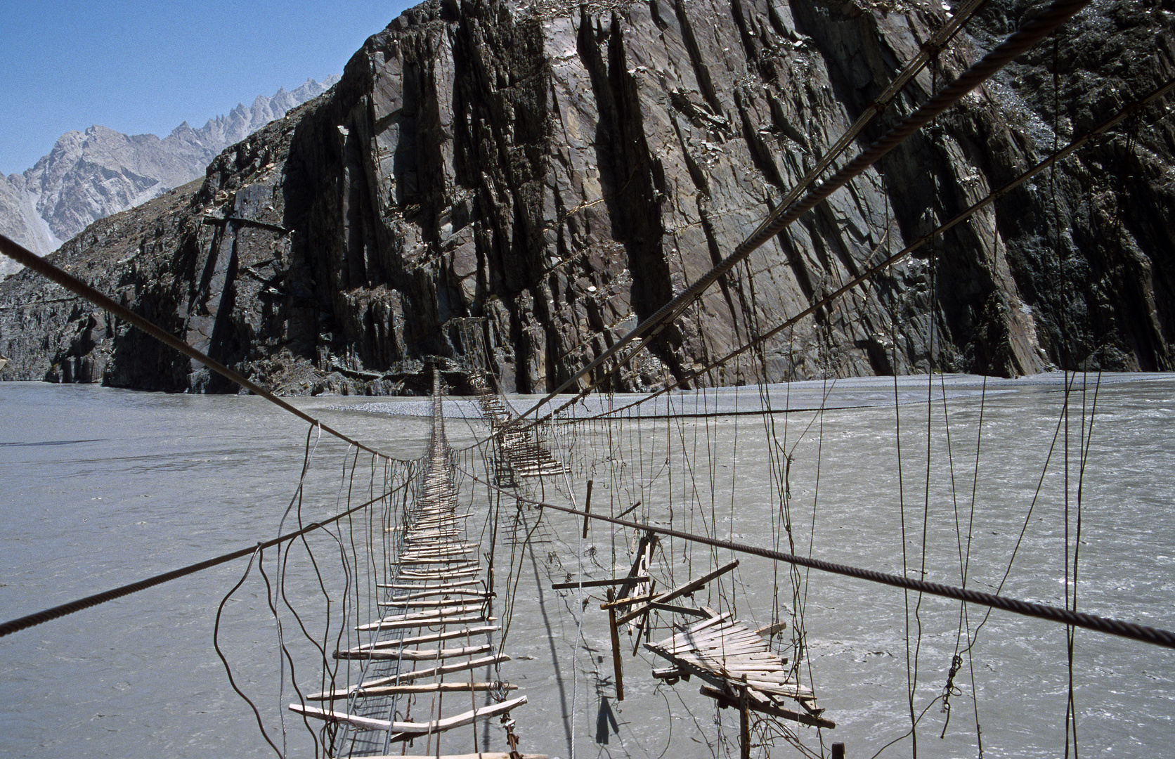 Brücke über den Hunza-Fluss  im Karakorum, Pakistan