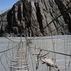 Brücke über den Hunza-Fluss  im Karakorum, Pakistan