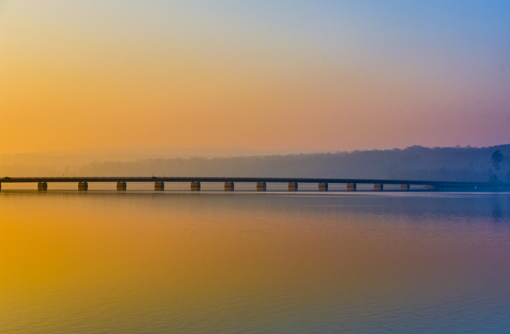 Brücke über den Möhnesee in der Morgensonne