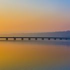 Brücke über den Möhnesee in der Morgensonne