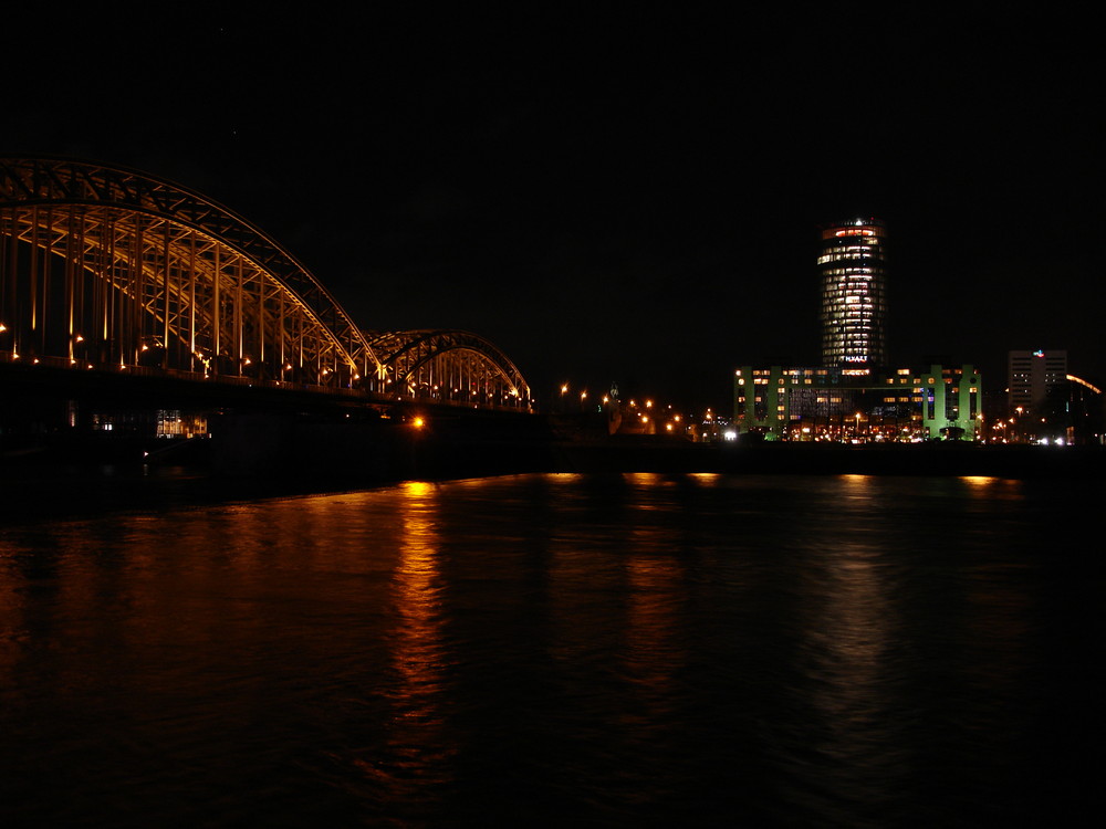 Brücke über den Rhein bei Nacht