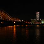 Brücke über den Rhein bei Nacht