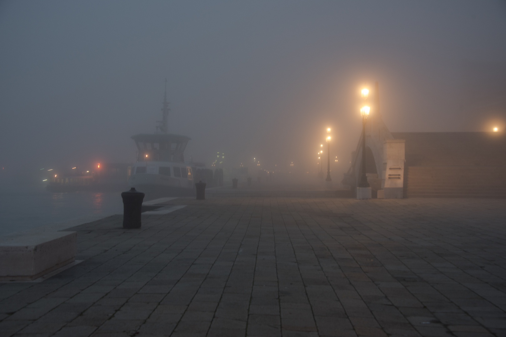 Brücke über den Rio dell' Arsenale im Nebel