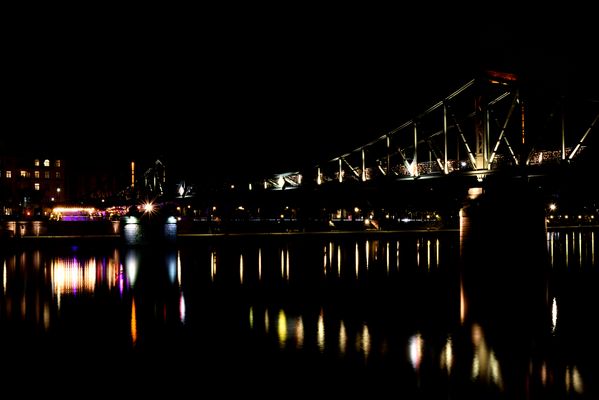 Brücke über den Strom
