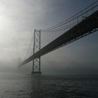 Brücke über den Tejo im Morgennebel