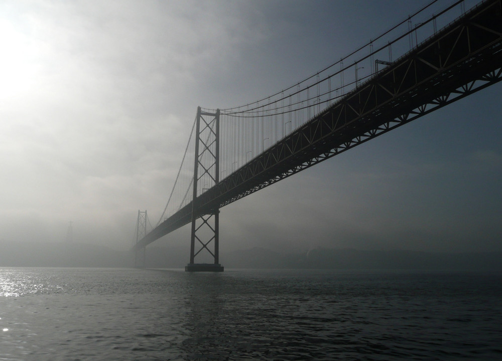 Brücke über den Tejo im Morgennebel