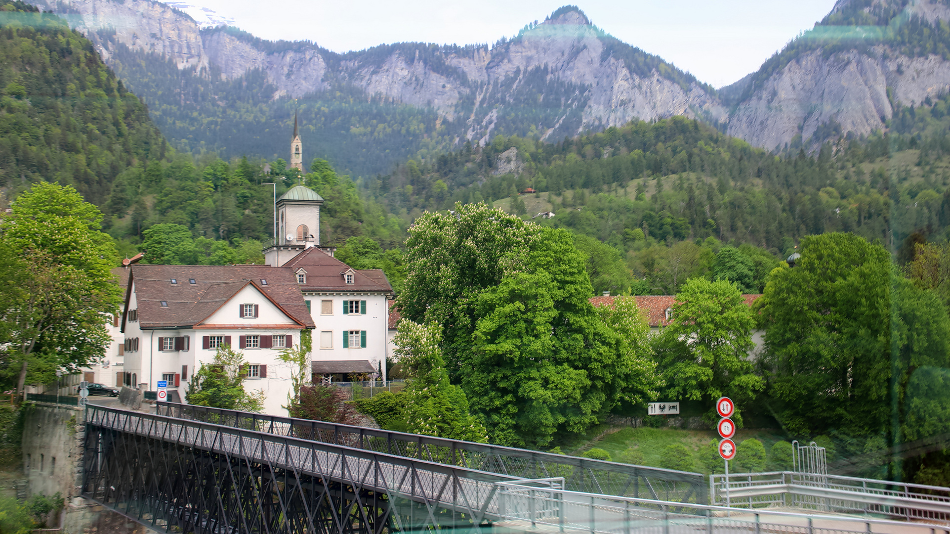 Brücke über den Vorderrhein zum Schloss Reichenau