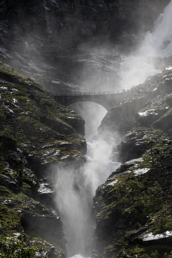 Brücke über den Wasserfall am Trollstiege