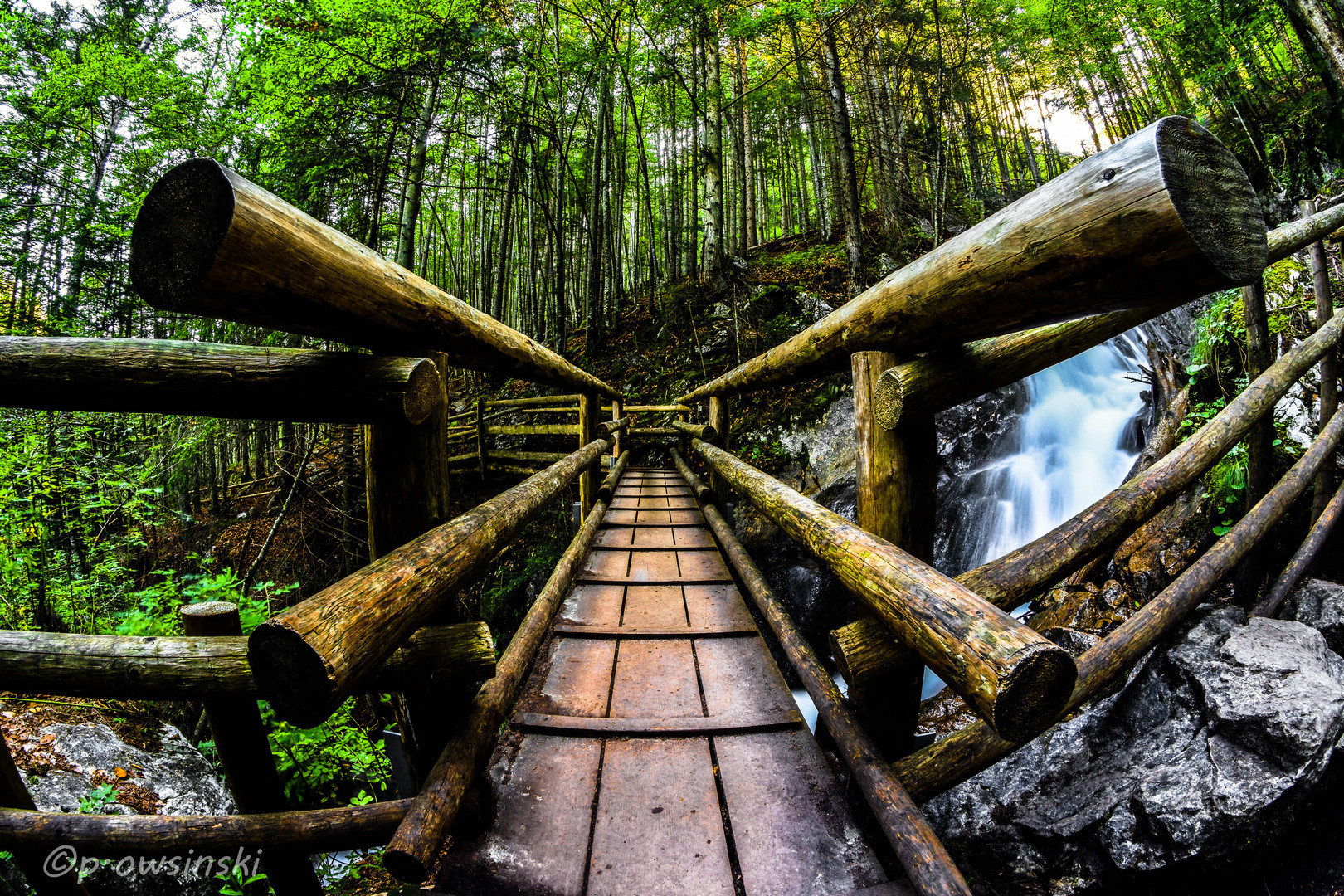 Brücke über den Wasserfall im Wald