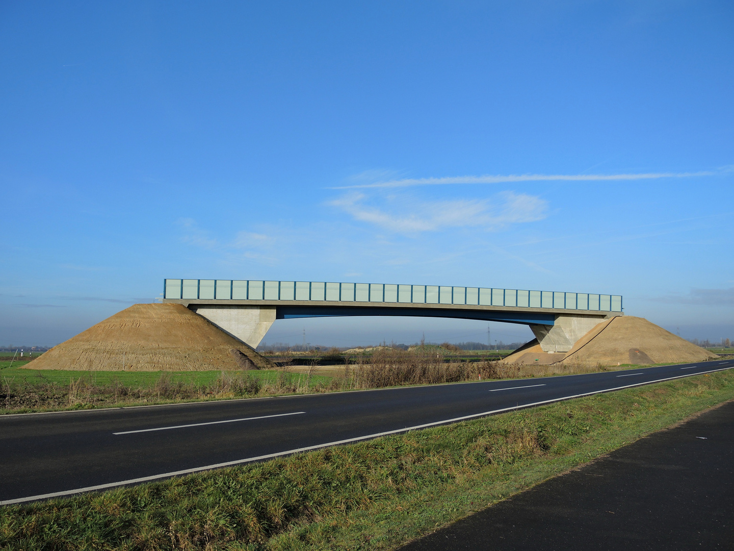 Brücke über die Autobahn