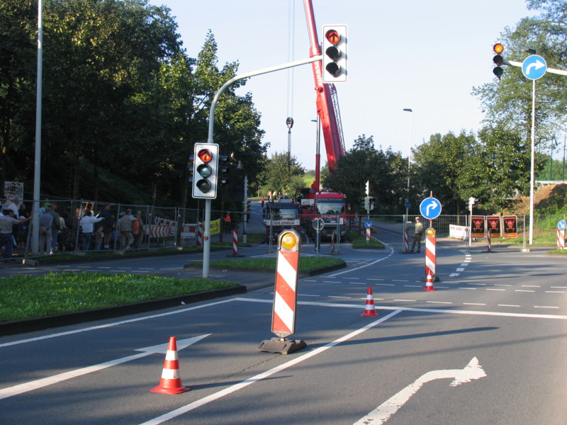Brücke über die Carl-Ruß-Strasse wird errichtet