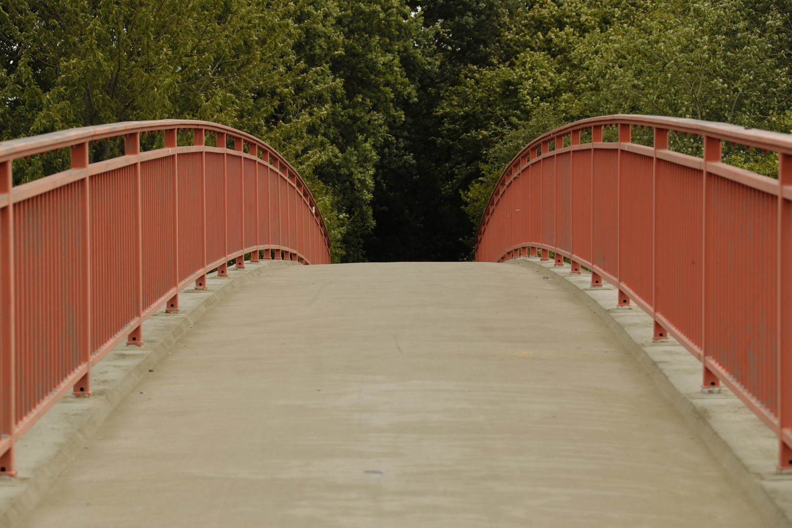 Brücke über eine Autobahn ...