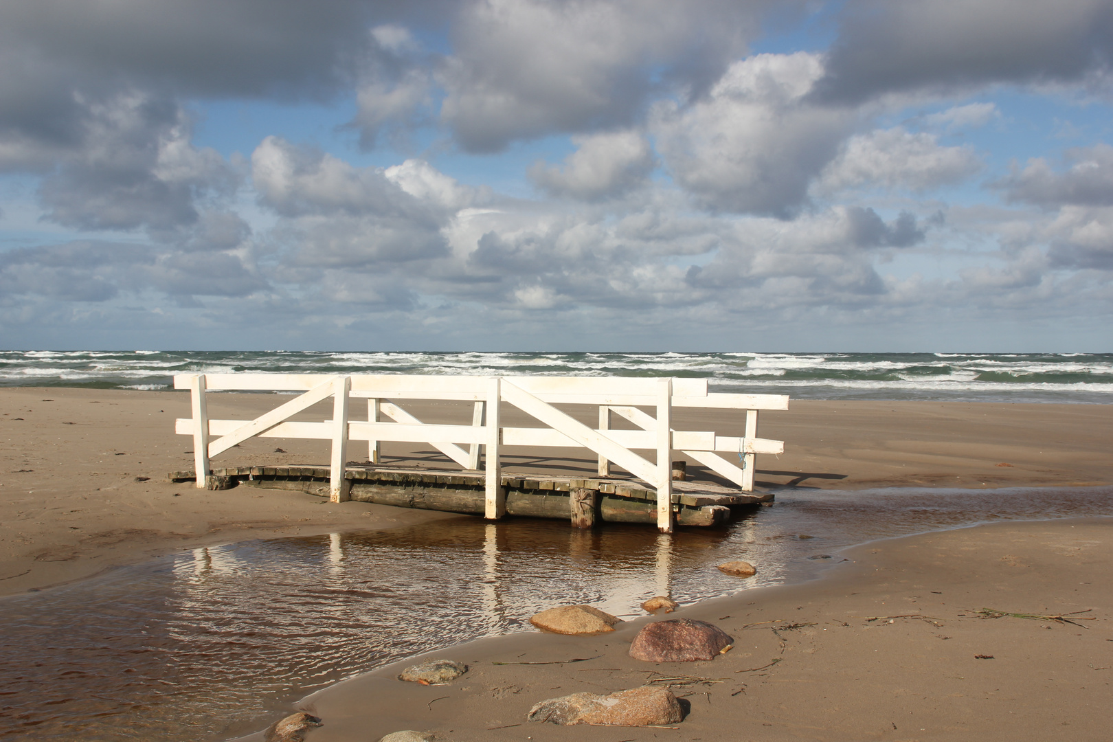 Brücke über einen kleinen Fluss am Strand von Lokken