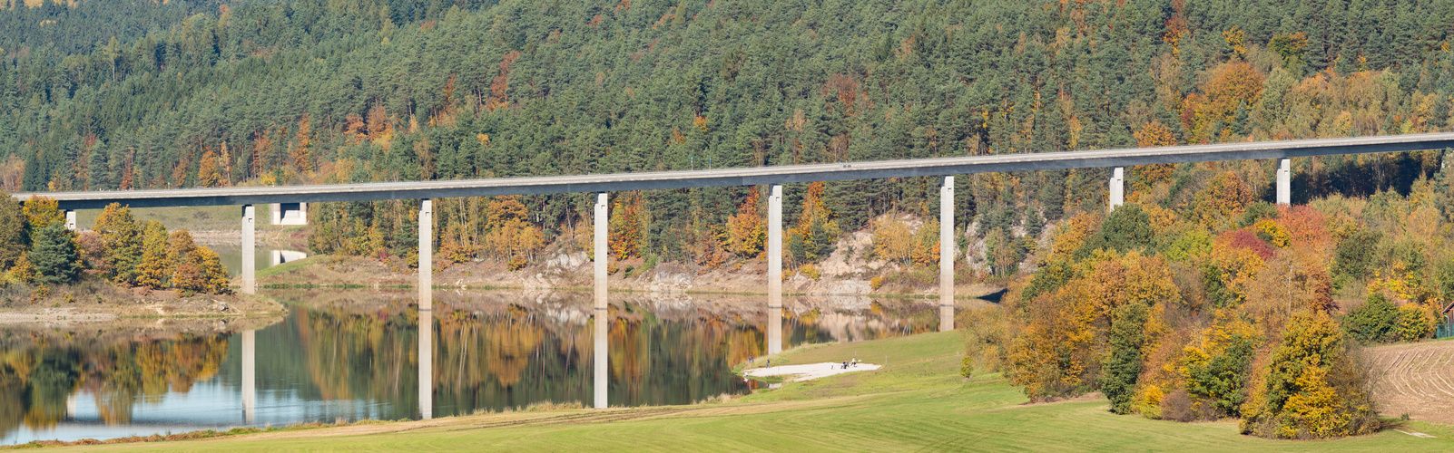 Brücke über einen Stausee