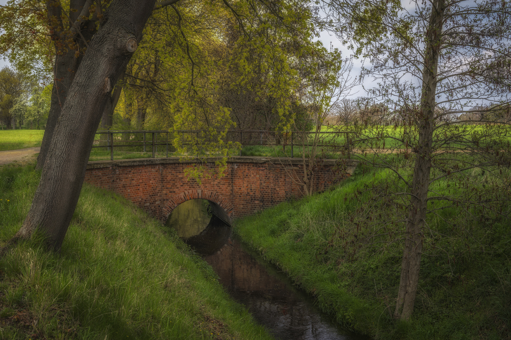 Brücke über einen Wassergraben