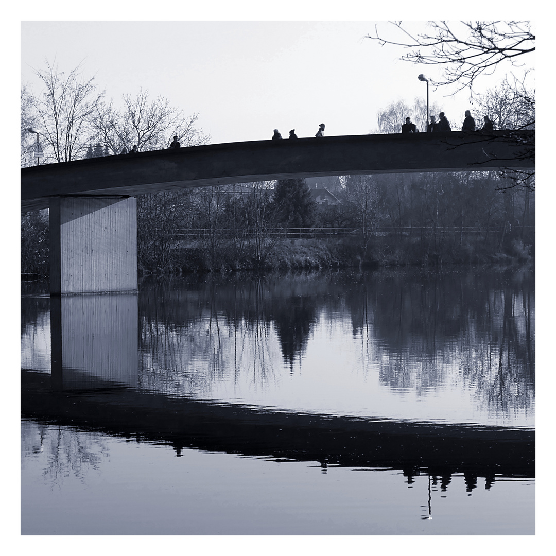 Brücke über ruhiges Wasser mit Spiegelung