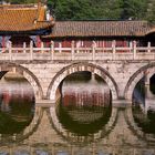 Brücke über spiegelndes Wasser