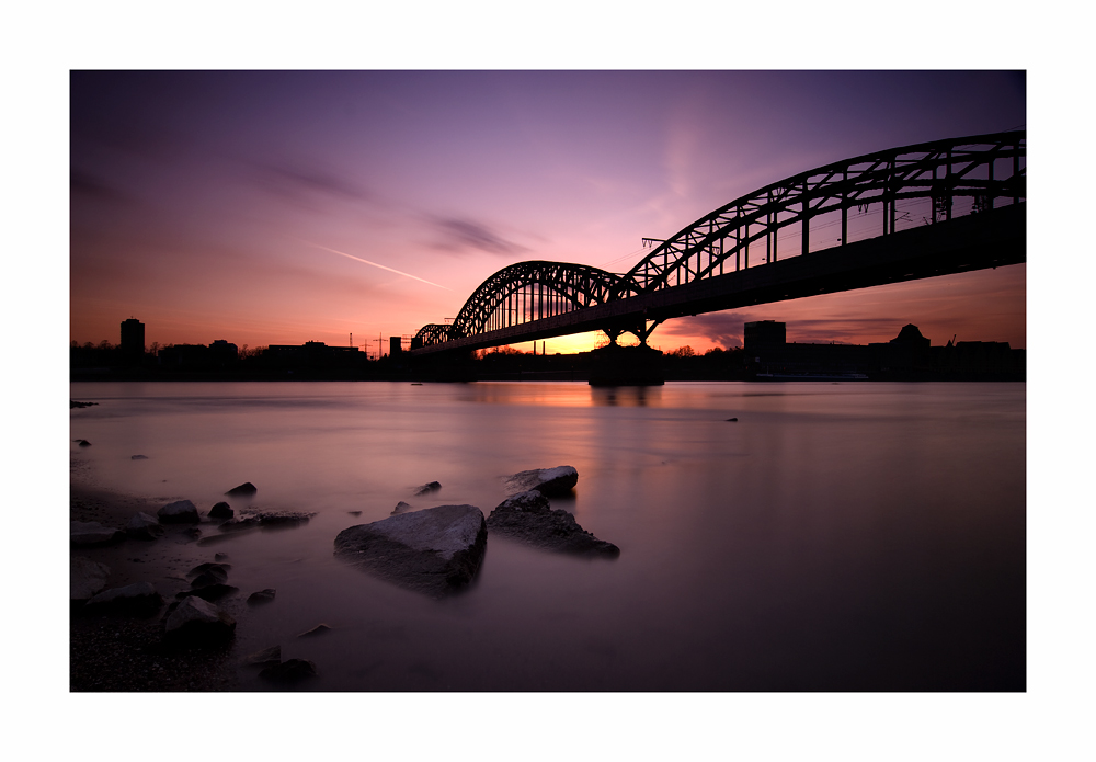 --- Brücke über Wasser ---