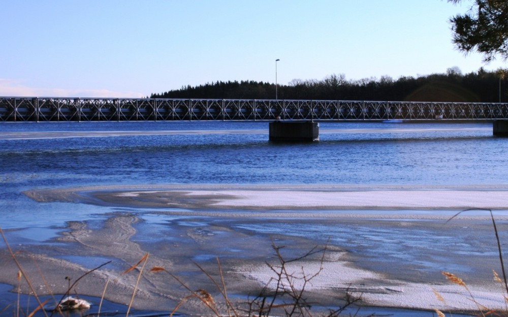 Brücke über winterlichen See