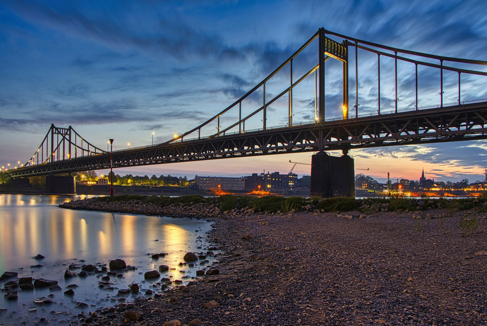 Brücke Uerdingen Samstagnacht