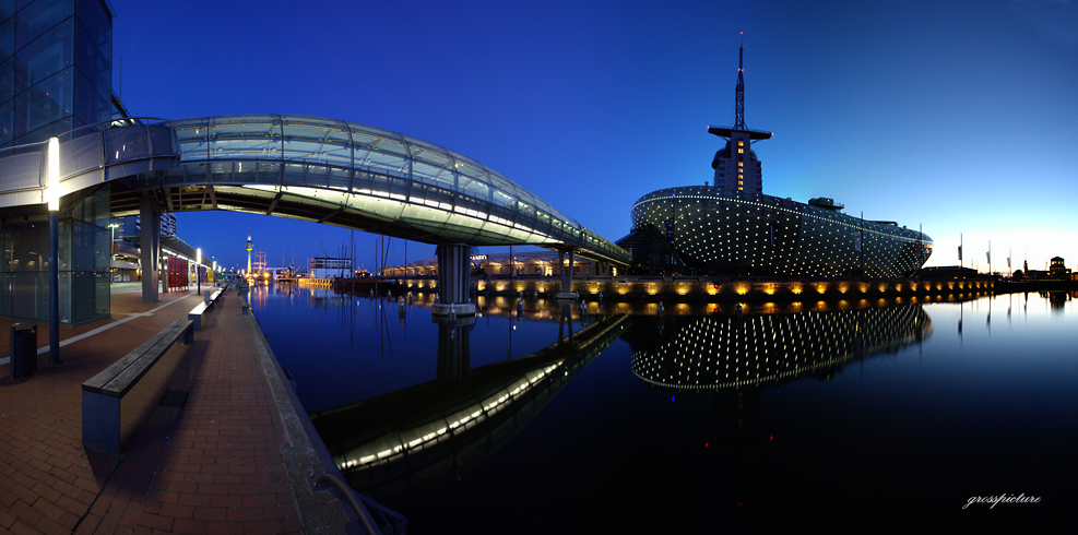 Brücke und blaue Stunde