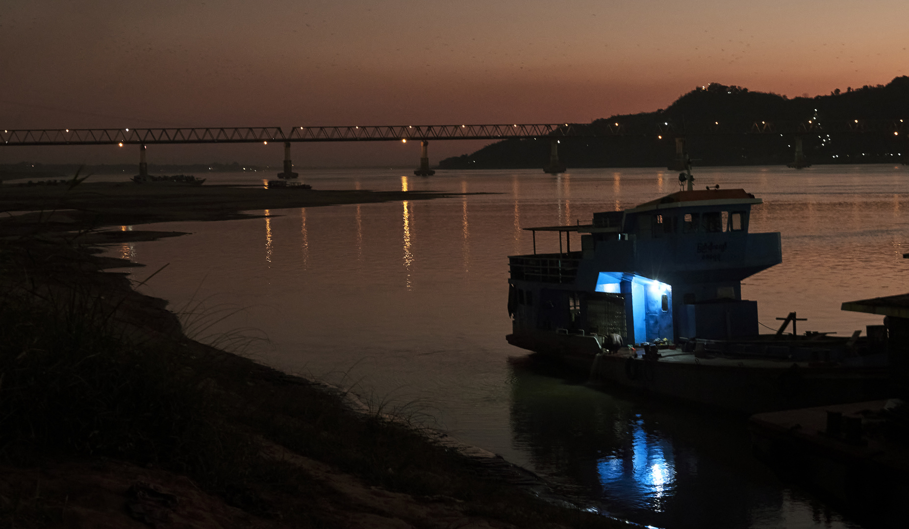 Brücke und Boot