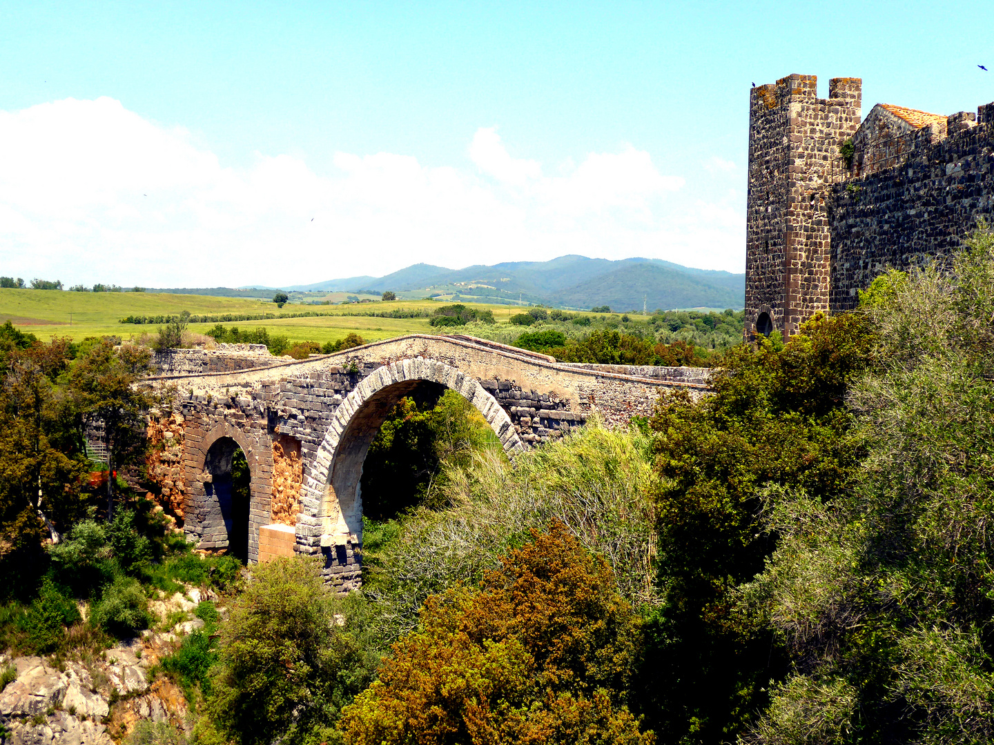 Brücke und Burg von Badia 