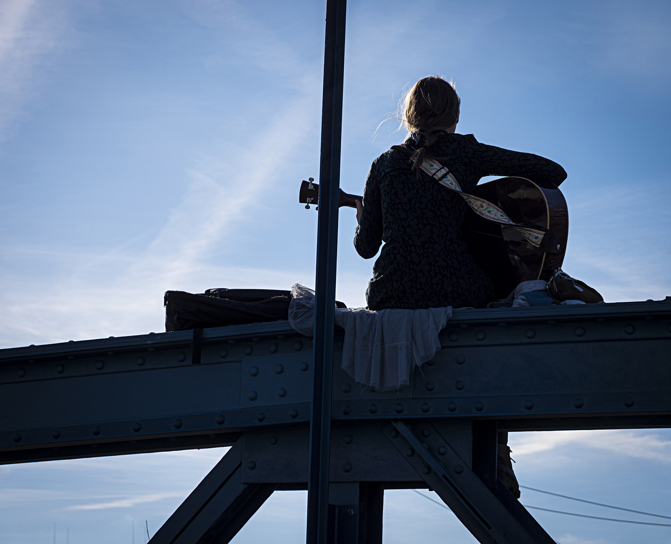 Brücke und Gitarre