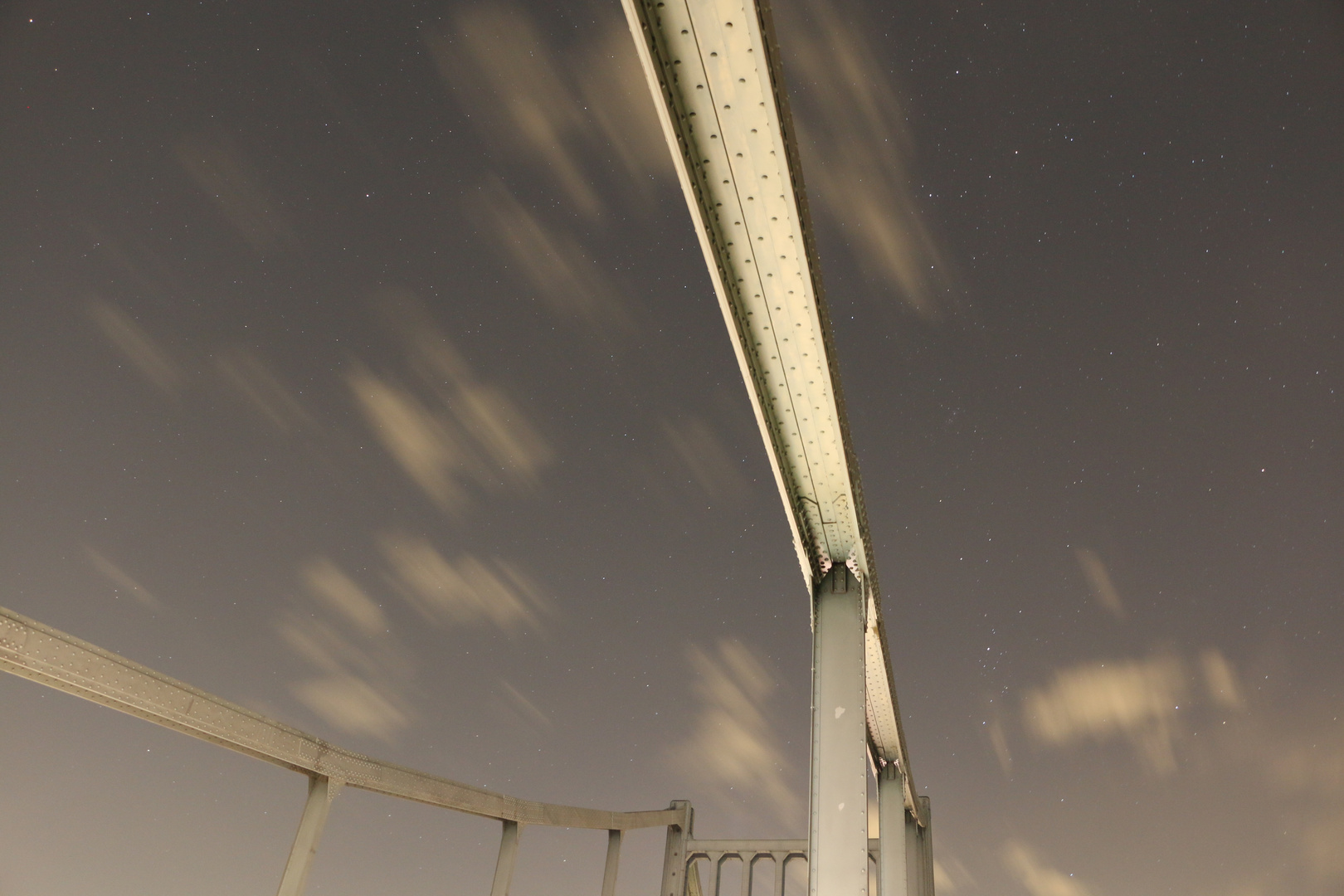 Brücke und Himmel