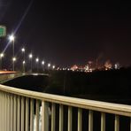 Brücke und Hütte bei Nacht