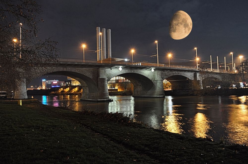 Brücke und Mond