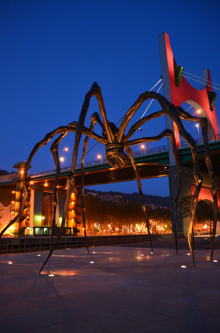 Brücke und Spinne vor dem Guggenheimmuseum