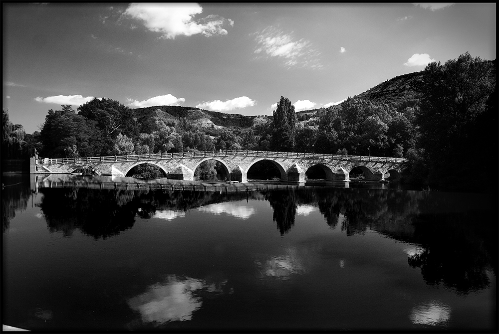 Brücke und Wehr