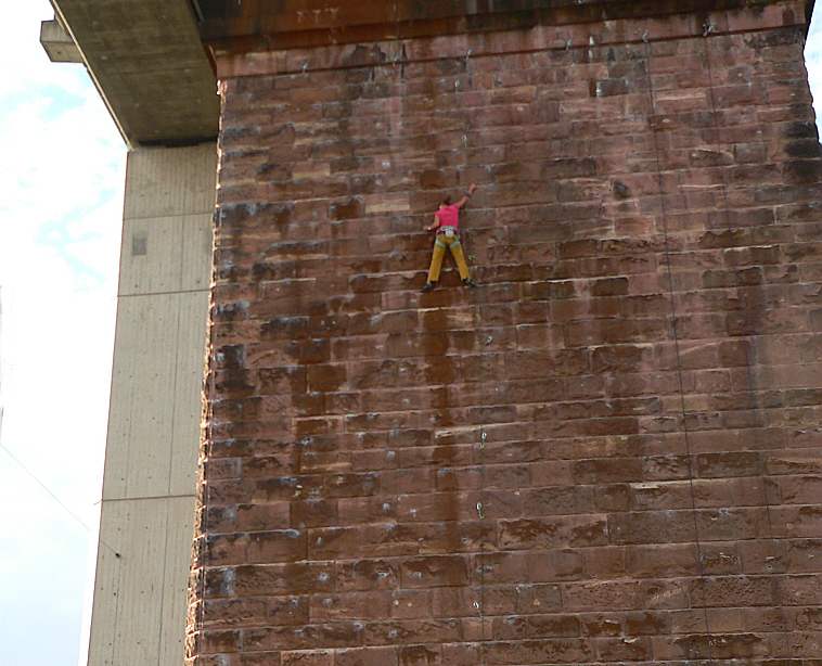 Brücke unter der Brücke mit Fassadenkletterin