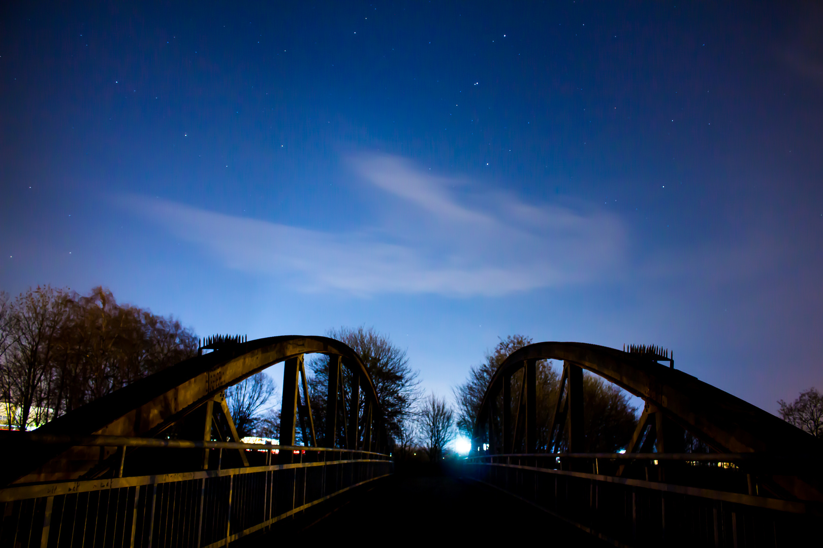 Brücke unter sternen