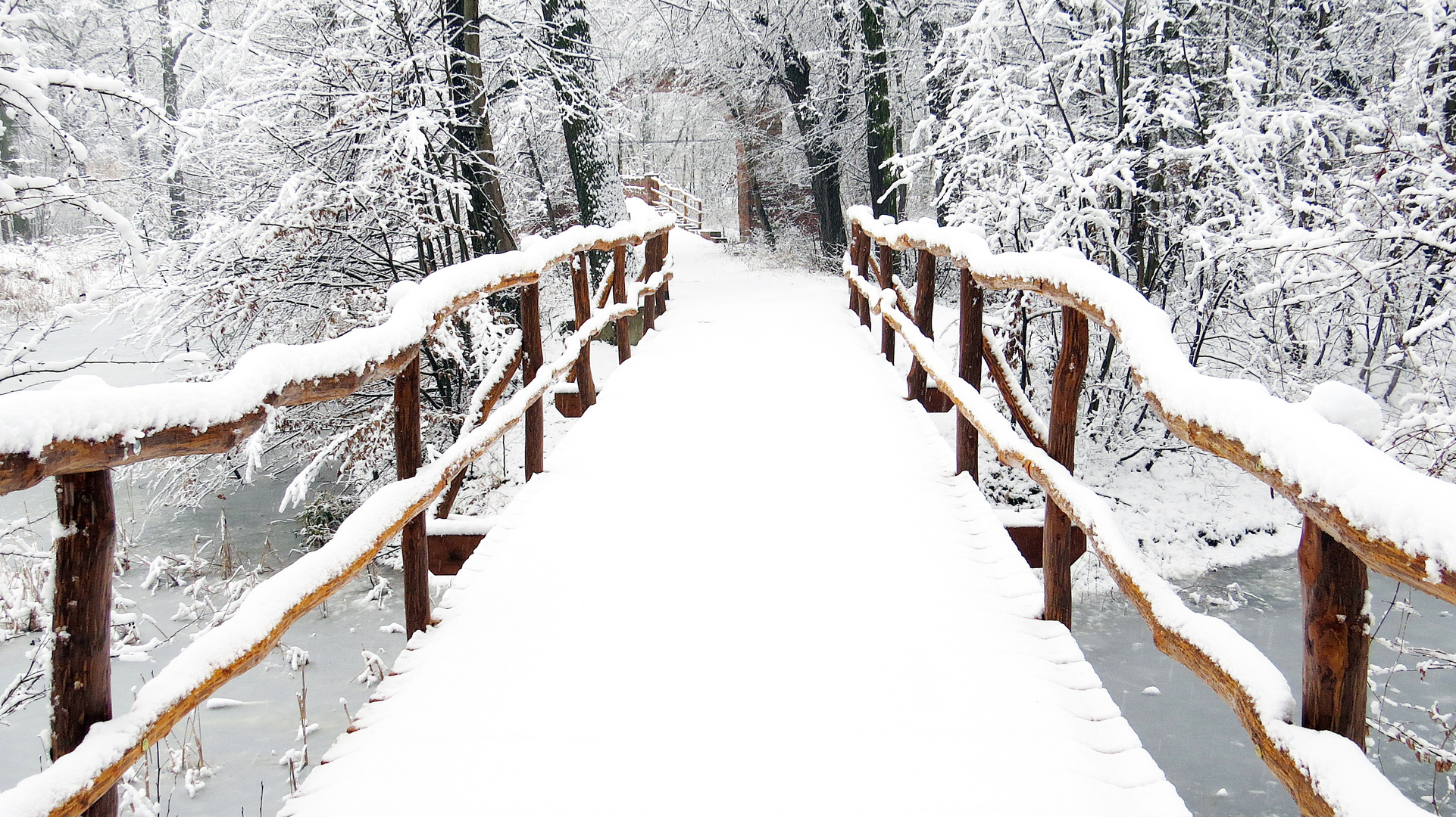 Brücke "verschneit und verzaubert"