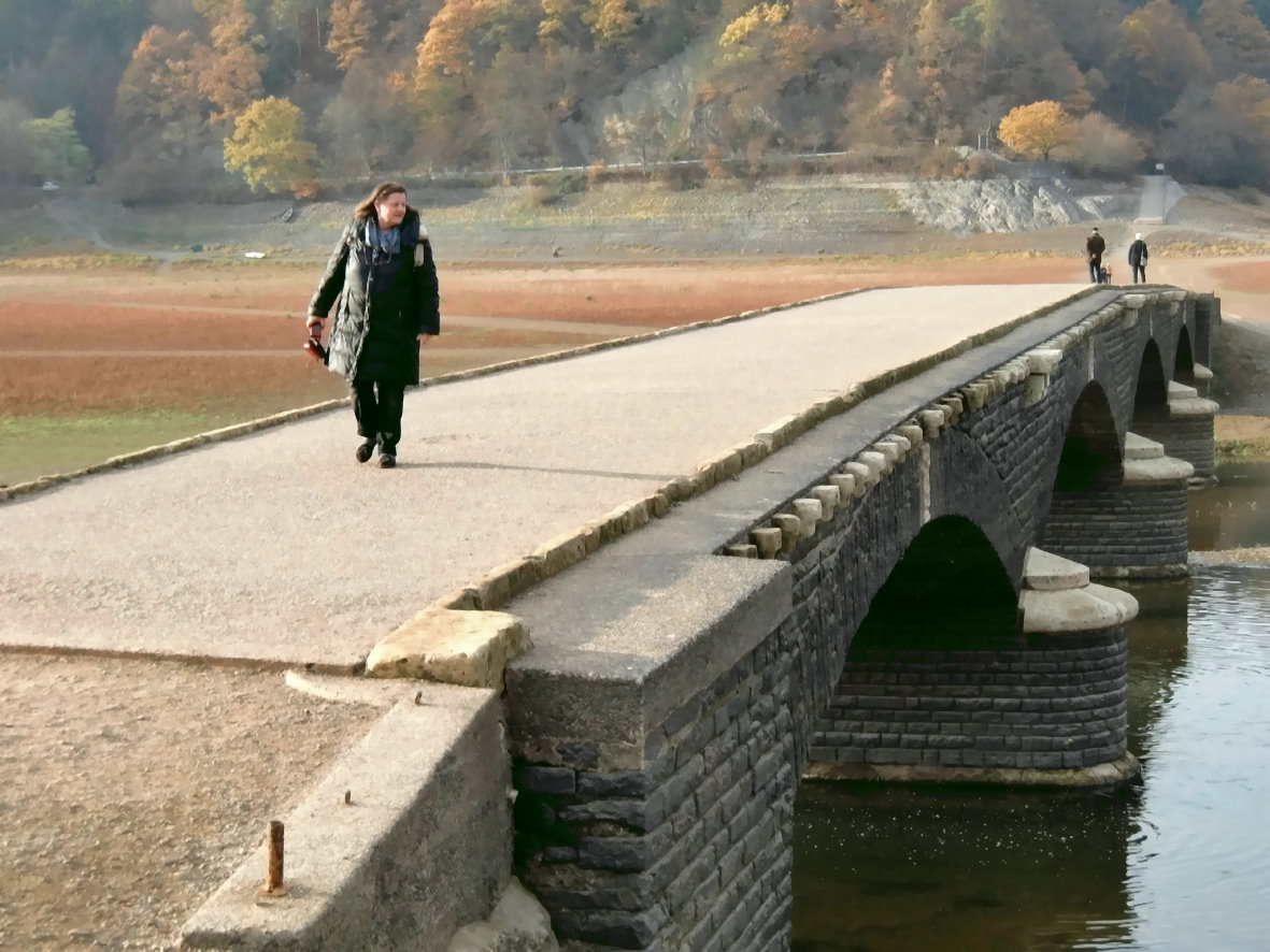 Brücke von Asel bei Niedrigwasser des Edersees im Herbst 2018