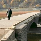 Brücke von Asel bei Niedrigwasser des Edersees im Herbst 2018