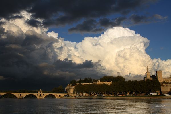 Bruecke-von-Avingon mit Papstpalast