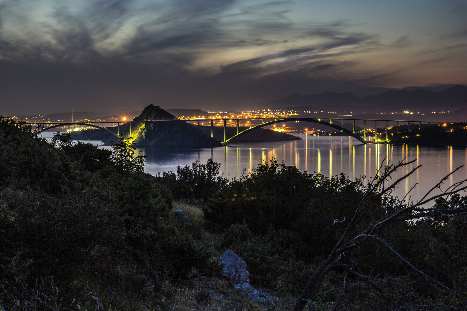 Brücke von Krk in der Abenddämmerung