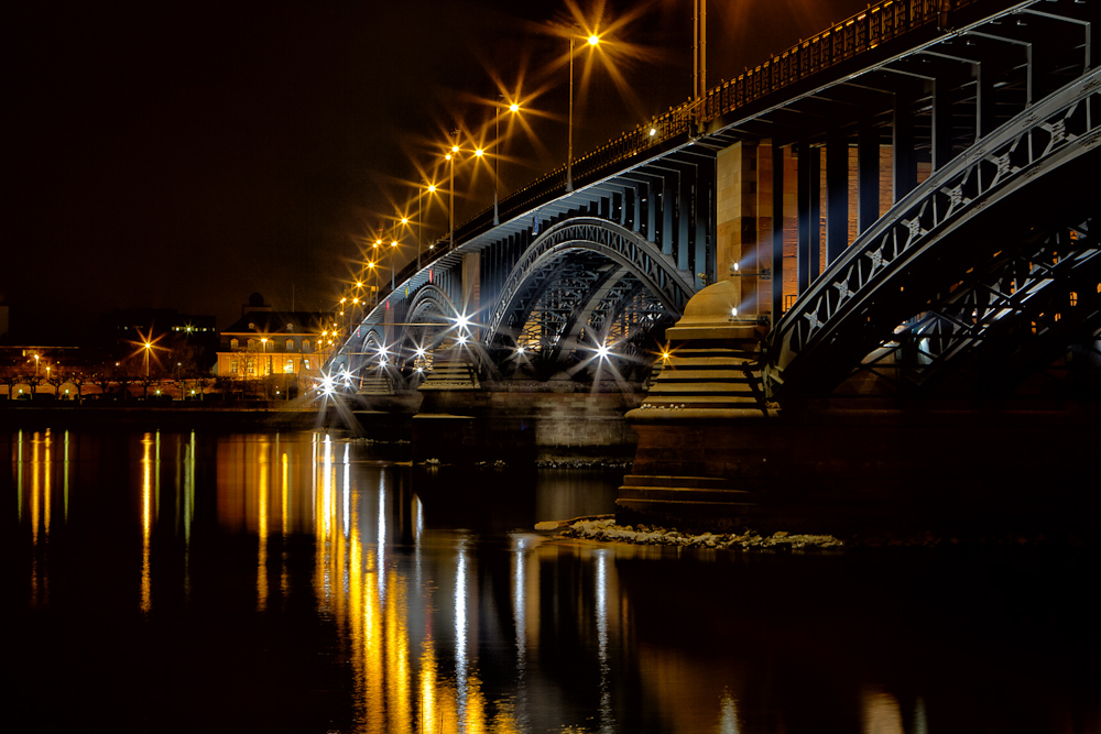 Brücke von Wiesbaden nach Mainz in der Nacht