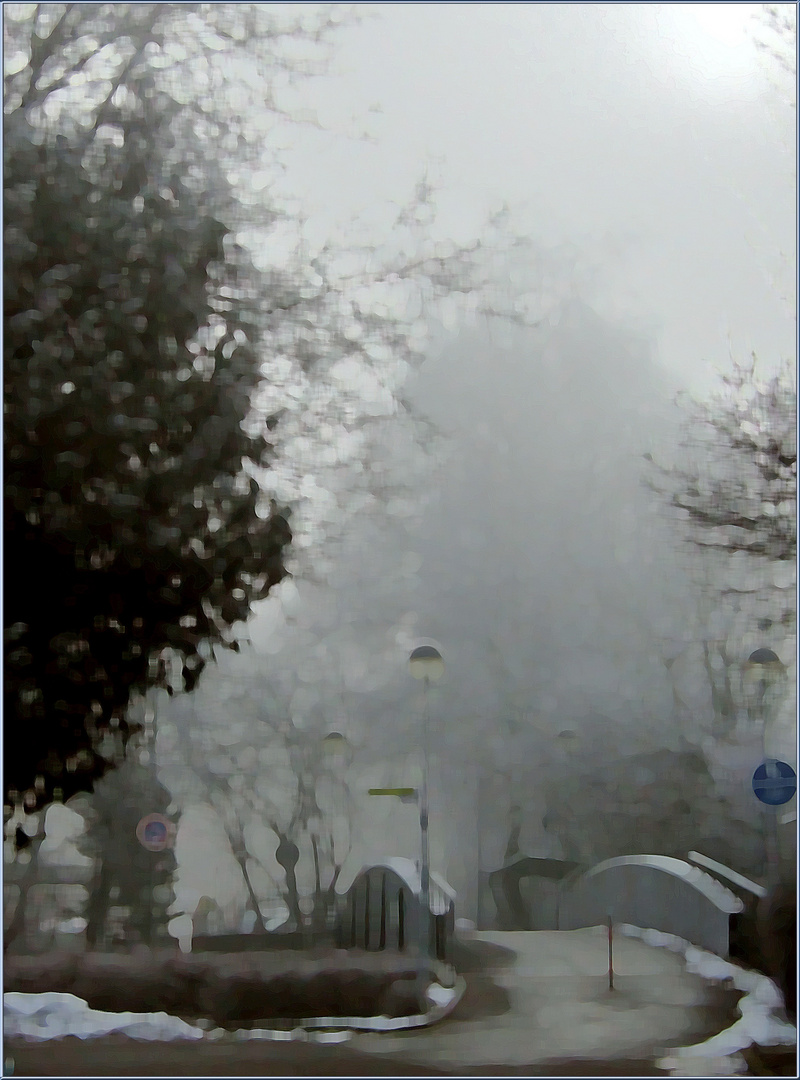 Brücke vor Baum im Nebel