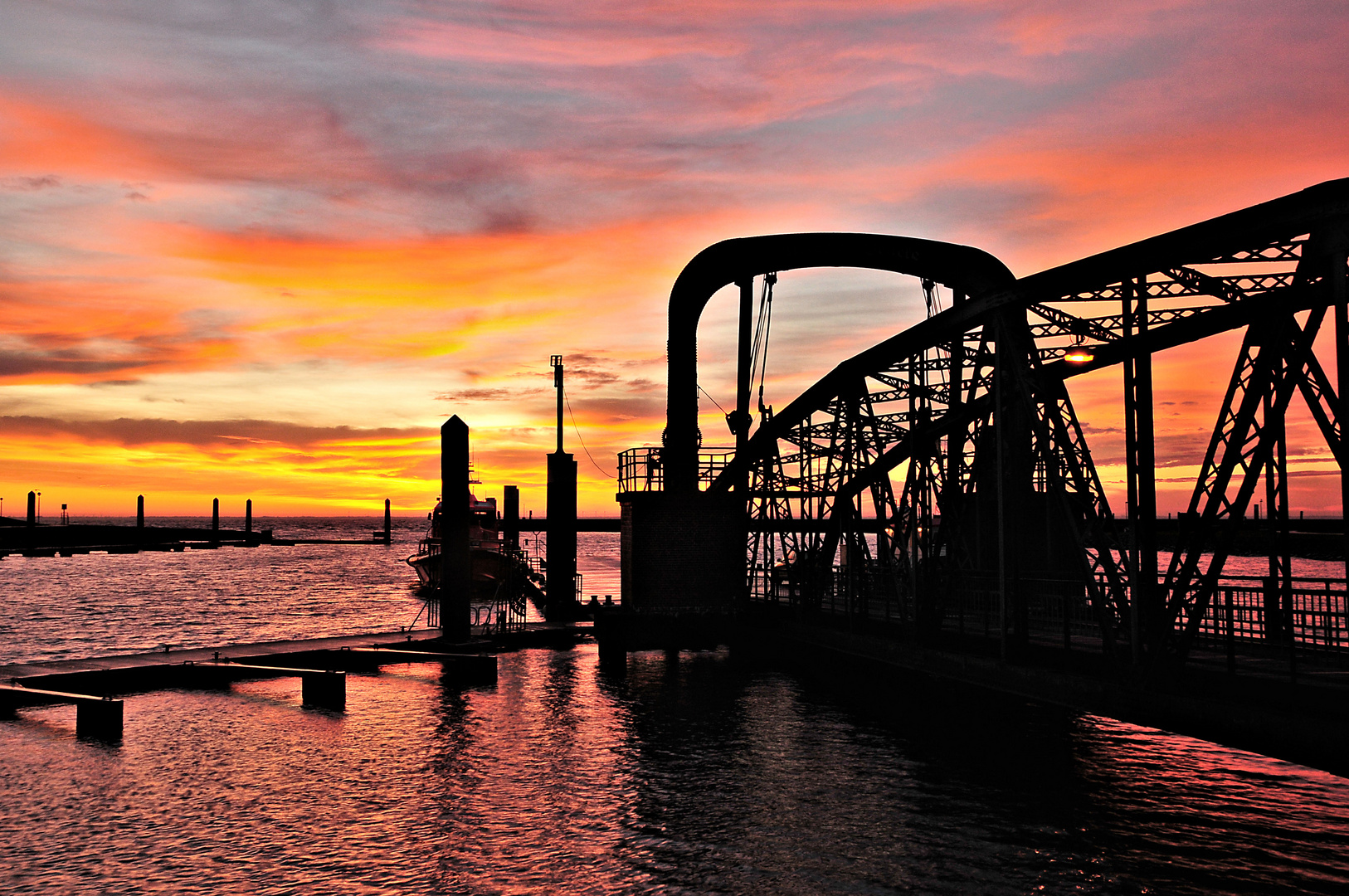 Brücke vor der Sonne