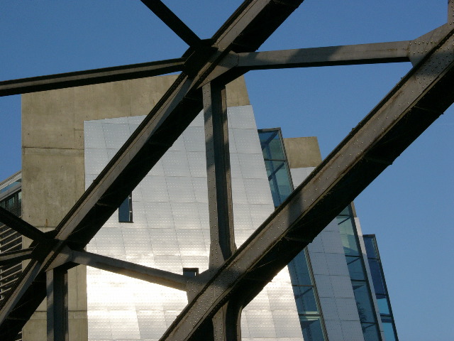 Brücke vorm Haus. Beides vorm Himmel.