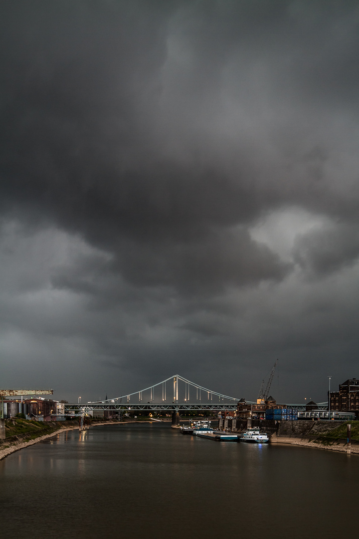 Brücke vorm Unwetter