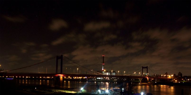 Brücke, Wolken und Sterne